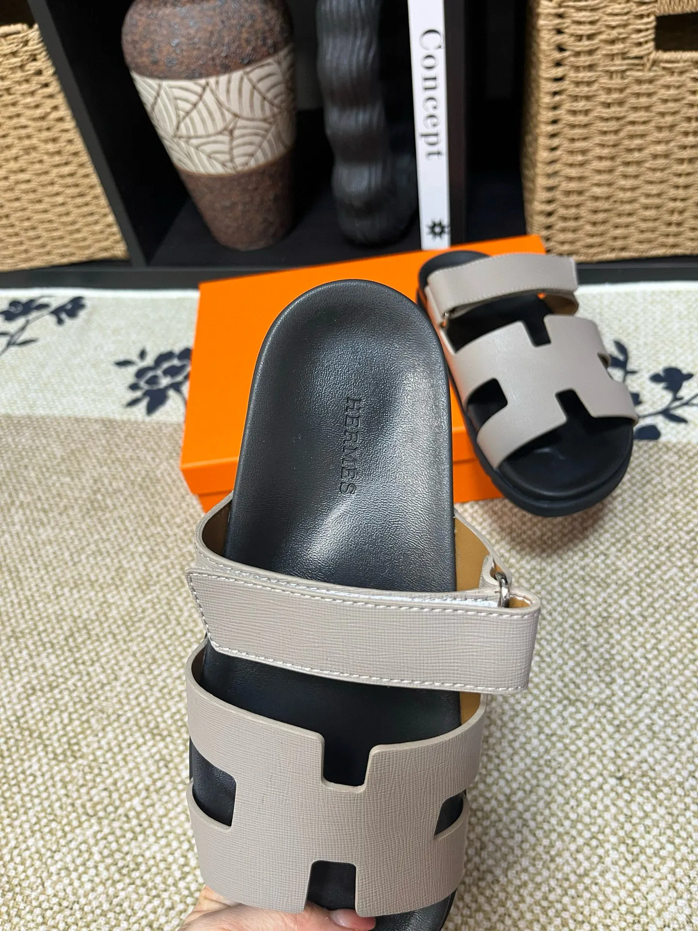P300 Long-term stock Hermes men’s Kazimir slippers for couples - top quality woven calfskin functional sandals with intertwined uppers inspired by the “H” iconic pattern to create a casual look, perfect for summer. Imported cowhide + cowhide lining + TUP outsole Size: 35-46